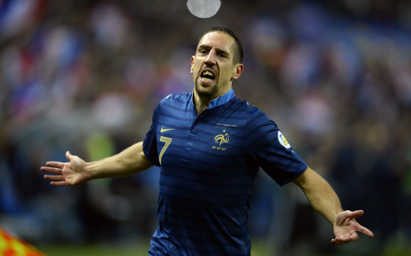 足球明星进球狂奔动作图片