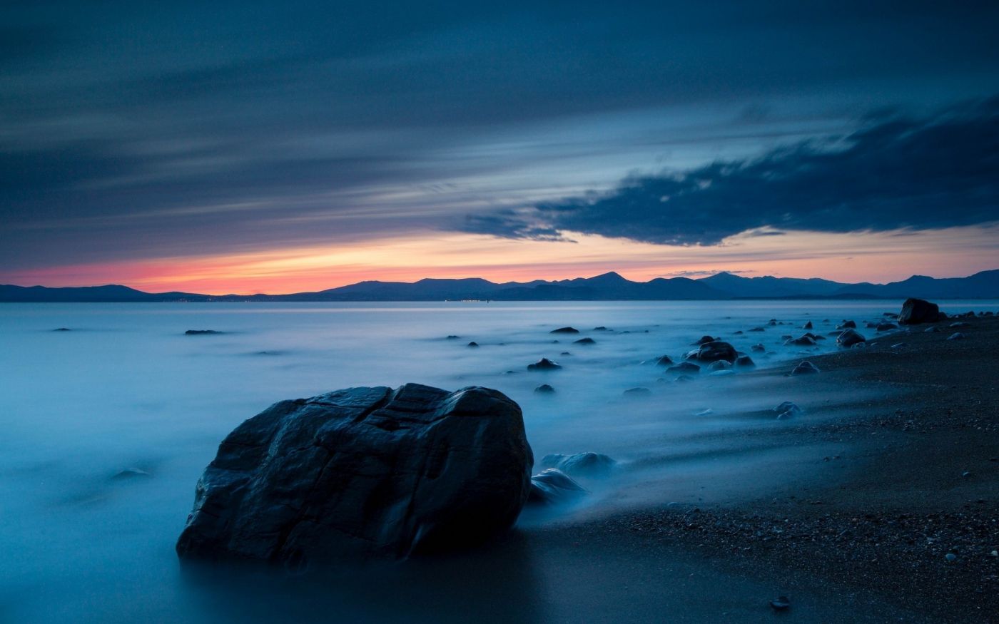 海洋深天空黑石头图片
