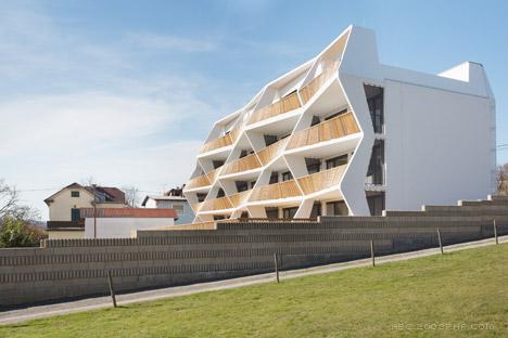 锯齿状阳台立面雕塑公寓建筑-位于奥地利,四层高的公寓有15户小公寓和一套复式公寓---酷图编号12