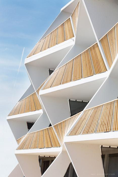 锯齿状阳台立面雕塑公寓建筑-位于奥地利,四层高的公寓有15户小公寓和一套复式公寓---酷图编号11