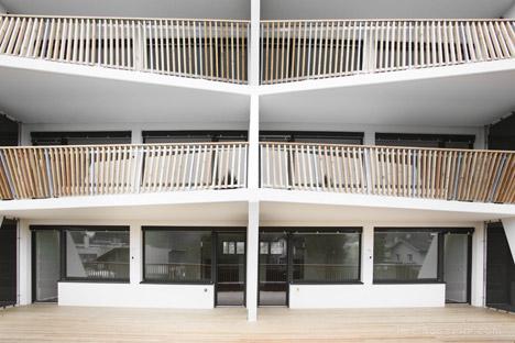 锯齿状阳台立面雕塑公寓建筑-位于奥地利,四层高的公寓有15户小公寓和一套复式公寓---酷图编号4