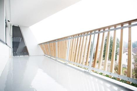 锯齿状阳台立面雕塑公寓建筑-位于奥地利,四层高的公寓有15户小公寓和一套复式公寓---酷图编号1