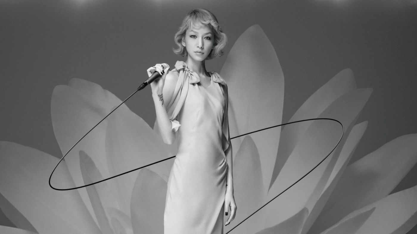 拿话筒的日本歌手演员“两栖”明星-中岛美嘉黑白壁纸下载图片