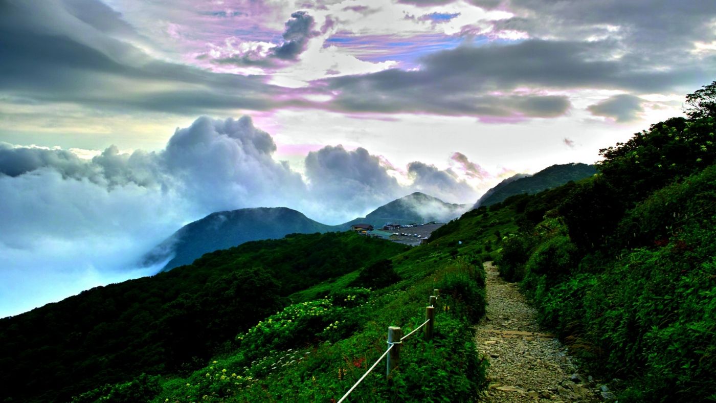 绿色丘陵云路图片