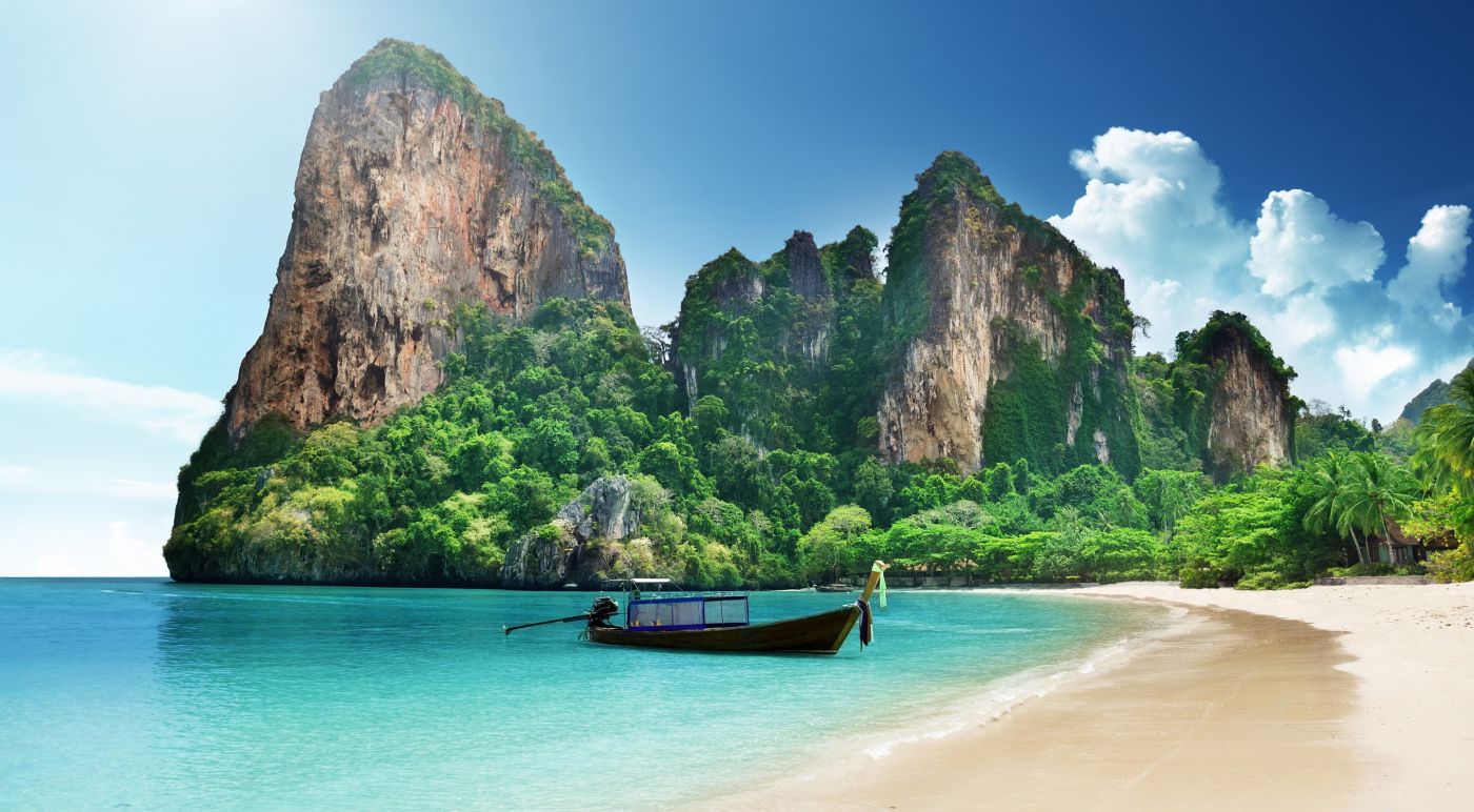 漂亮的海滩山峰美景图片