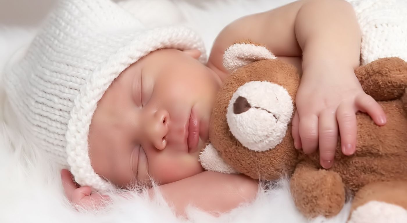 抱着泰迪熊的可爱婴儿宝宝图片