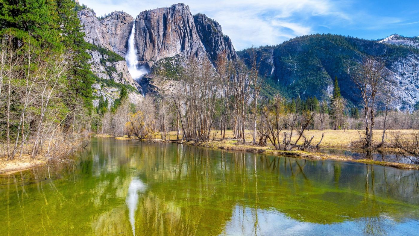 高山旁的池塘图片