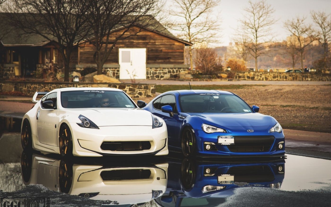 蓝色斯巴鲁BRZ汽车与白色汽车壁纸下载图片