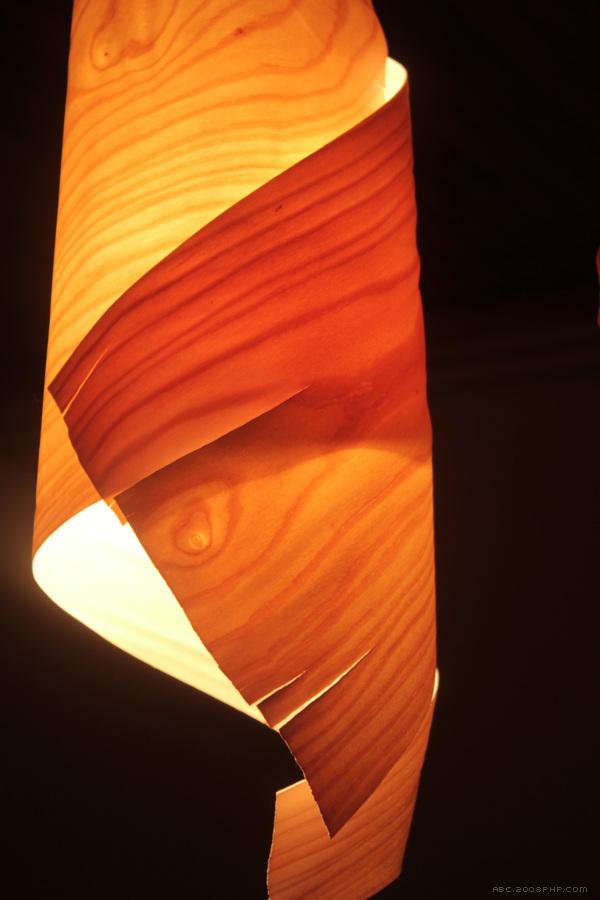 ODUN木饰面卷曲灯-灯是由一个固定单板和一个电缆支架组成。除了线所有的材料都是天然的。---酷图编号1