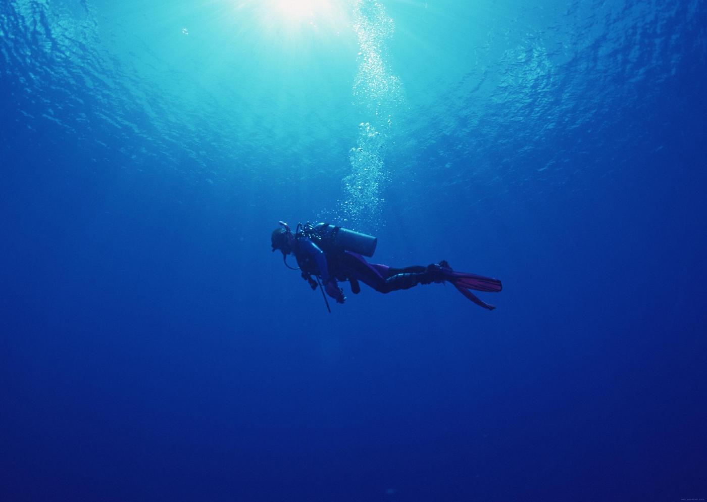 高清晰深海潜水员壁纸