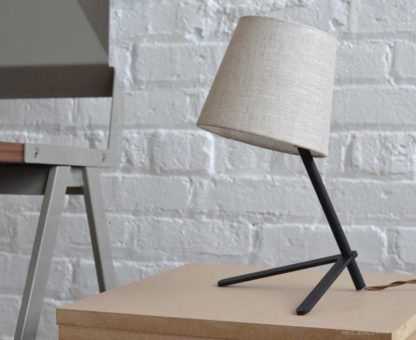 Tokyo I & II台灯设计-令人愉快的温暖光芒,脖子和腿都是用回收的钢组成,轴和颈部角度可调,给您完美的姿态与角度---酷图编号1100904