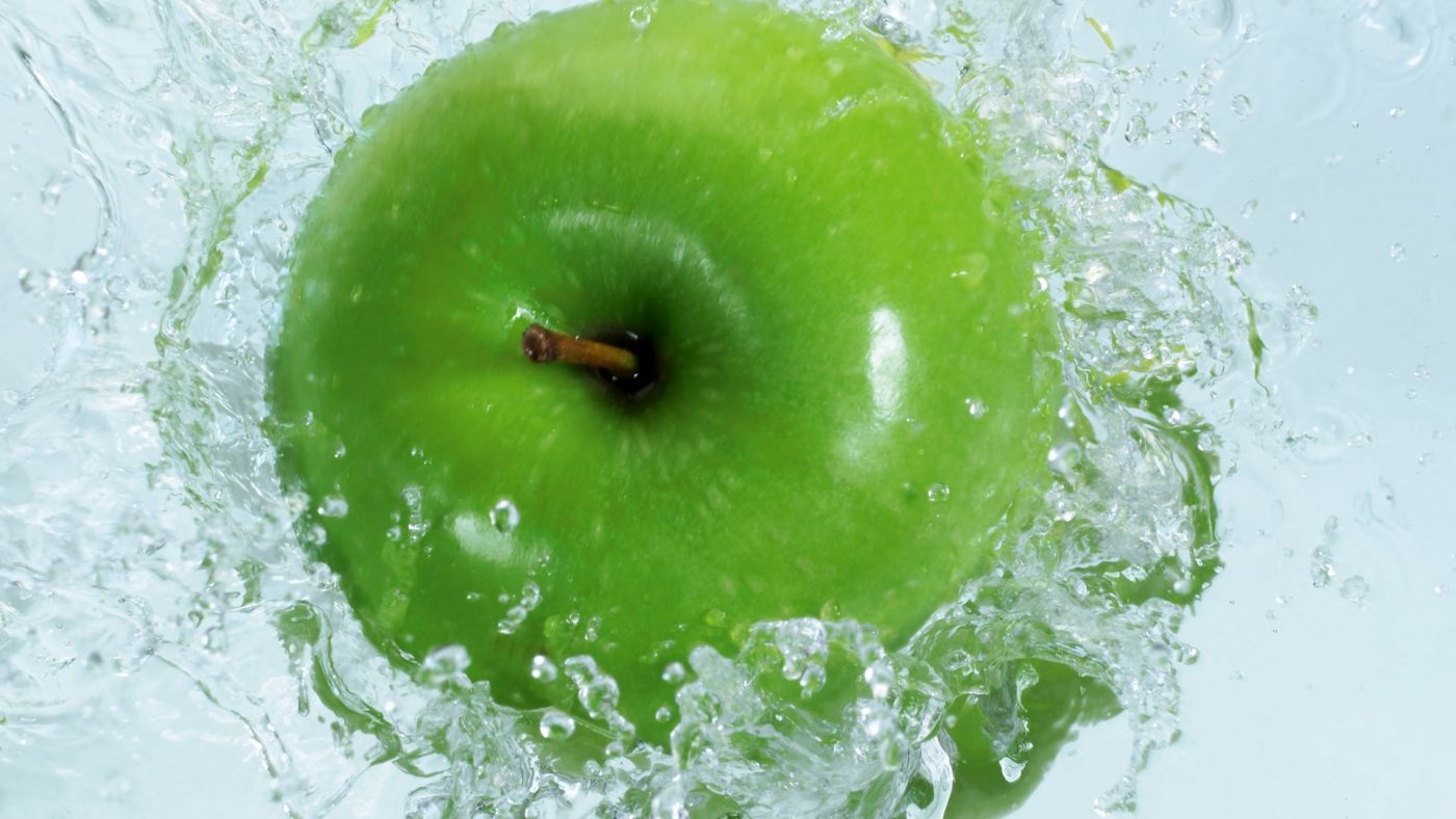 掉入水中溅起大量水花的青苹果封面大图