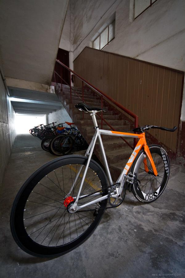 铝合金铝架自行车设计-完全定制的碳纤维前叉,采用手工焊点打磨。---酷图编号3