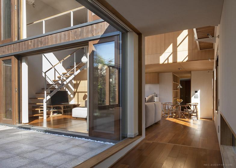 东京郊区的日本木质咖啡馆房屋建筑-浓味的城市和农村结合建筑特色---酷图编号18