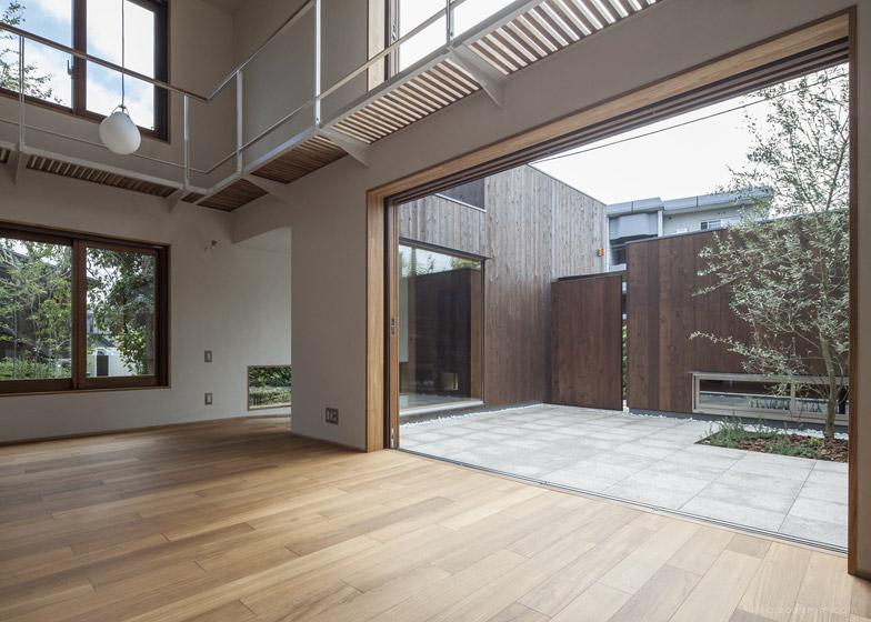 东京郊区的日本木质咖啡馆房屋建筑-浓味的城市和农村结合建筑特色---酷图编号12