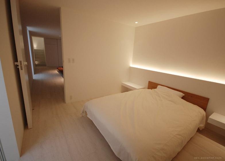 日本白色细长的住宅建筑-住宅位于靠近铃鹿山脉茂密的森林地区,有一条狭长18米宽的玻璃墙走廊,一览无余的两端自然景观,22米长的楼板和屋顶项目在前面形成一个隐蔽的阳台---酷图编号1101986