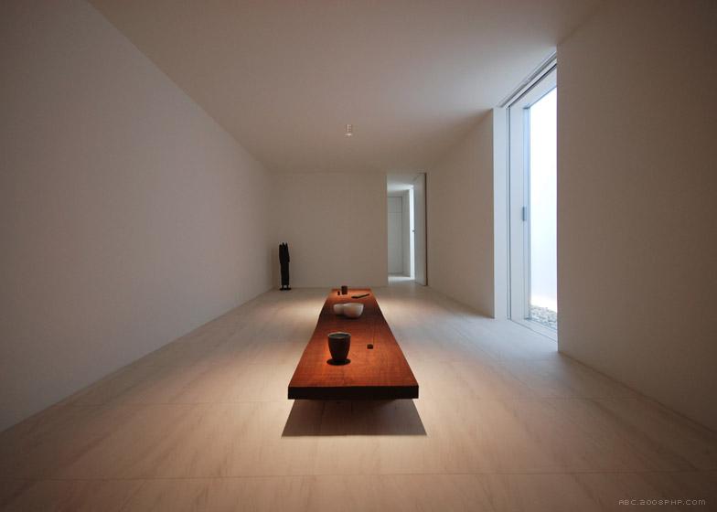 日本白色细长的住宅建筑-住宅位于靠近铃鹿山脉茂密的森林地区,有一条狭长18米宽的玻璃墙走廊,一览无余的两端自然景观,22米长的楼板和屋顶项目在前面形成一个隐蔽的阳台---酷图编号1101987