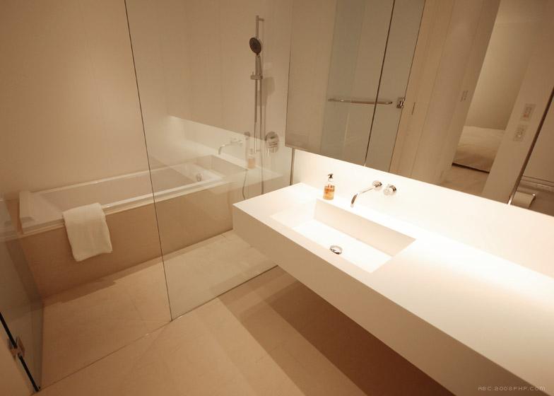 日本白色细长的住宅建筑-住宅位于靠近铃鹿山脉茂密的森林地区,有一条狭长18米宽的玻璃墙走廊,一览无余的两端自然景观,22米长的楼板和屋顶项目在前面形成一个隐蔽的阳台---酷图编号1101989