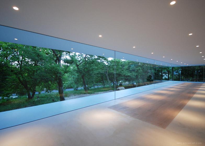 日本白色细长的住宅建筑-住宅位于靠近铃鹿山脉茂密的森林地区,有一条狭长18米宽的玻璃墙走廊,一览无余的两端自然景观,22米长的楼板和屋顶项目在前面形成一个隐蔽的阳台---酷图编号1101990