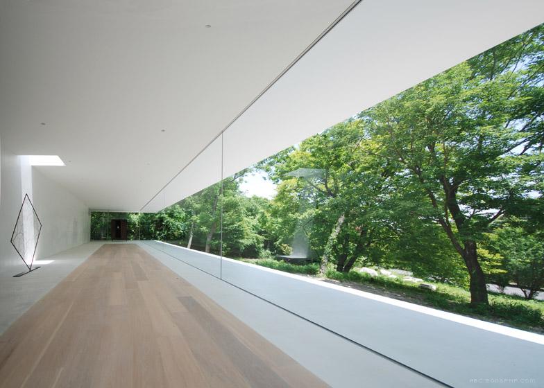 日本白色细长的住宅建筑-住宅位于靠近铃鹿山脉茂密的森林地区,有一条狭长18米宽的玻璃墙走廊,一览无余的两端自然景观,22米长的楼板和屋顶项目在前面形成一个隐蔽的阳台---酷图编号1101991