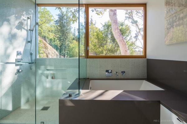 梧桐房-坐落在纽约,面积达1500平方英尺,很多半岛形状和倾斜地形发挥了巨大的自然地理因素,山坡上的多个悬臂给予他们所需的平方英尺,现有的木梁和新钢结构都漆成红色,所有的固定窗都是黑色,锯齿状的黑白色的线,从厨房开始,穿过客厅,让你在享受豪华的生活时同时体验大自然---酷图编号14