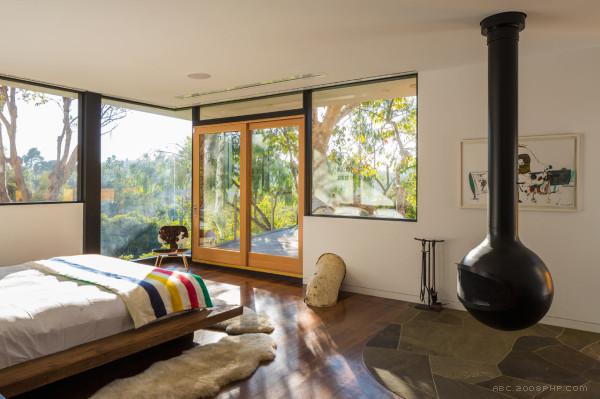 梧桐房-坐落在纽约,面积达1500平方英尺,很多半岛形状和倾斜地形发挥了巨大的自然地理因素,山坡上的多个悬臂给予他们所需的平方英尺,现有的木梁和新钢结构都漆成红色,所有的固定窗都是黑色,锯齿状的黑白色的线,从厨房开始,穿过客厅,让你在享受豪华的生活时同时体验大自然---酷图编号7