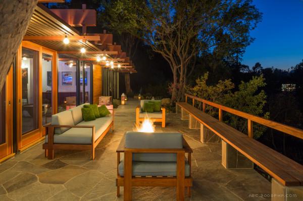 梧桐房-坐落在纽约,面积达1500平方英尺,很多半岛形状和倾斜地形发挥了巨大的自然地理因素,山坡上的多个悬臂给予他们所需的平方英尺,现有的木梁和新钢结构都漆成红色,所有的固定窗都是黑色,锯齿状的黑白色的线,从厨房开始,穿过客厅,让你在享受豪华的生活时同时体验大自然---酷图编号2