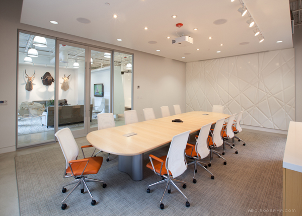 Chatahoochee办公室设计-13000平方英尺的空间设施包括公司办公室和实验室空间,本设计致力于创造一个当代环境,象征着进步的价值观,技术驱动的公司。---酷图编号1102517