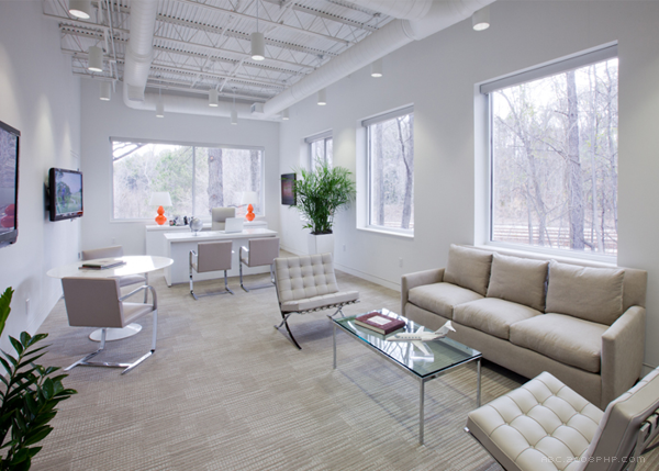 Chatahoochee办公室设计-13000平方英尺的空间设施包括公司办公室和实验室空间,本设计致力于创造一个当代环境,象征着进步的价值观,技术驱动的公司。---酷图编号1102518