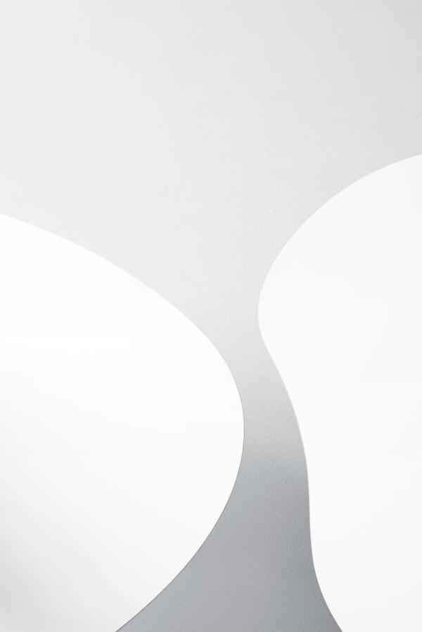 看起来比钢更柔软的白色家具收藏-给人的印象是,软和灵活的。收集包括三条长凳,椅子,一件外套站,小桌子,和一些货架,每一个细节,似乎不可能用钢---酷图编号4