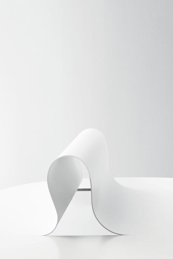 看起来比钢更柔软的白色家具收藏-给人的印象是,软和灵活的。收集包括三条长凳,椅子,一件外套站,小桌子,和一些货架,每一个细节,似乎不可能用钢---酷图编号2