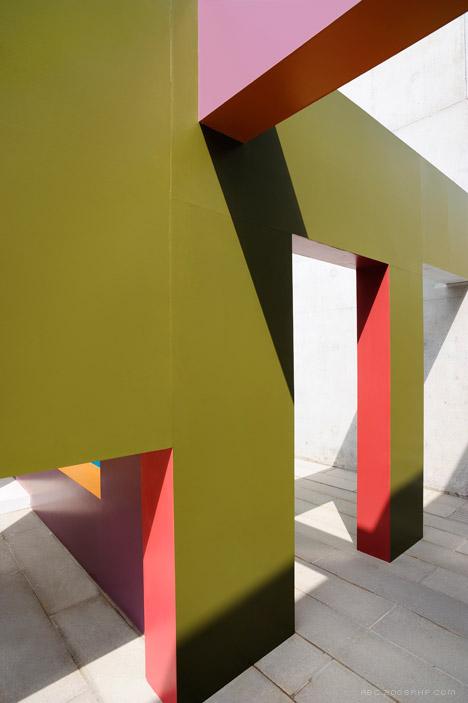 丰富多彩的错综复杂墙壁的现代画廊建筑-有一个阳台,为游客创造了浏览步道---酷图编号1102999