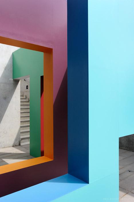 丰富多彩的错综复杂墙壁的现代画廊建筑-有一个阳台,为游客创造了浏览步道---酷图编号1103000