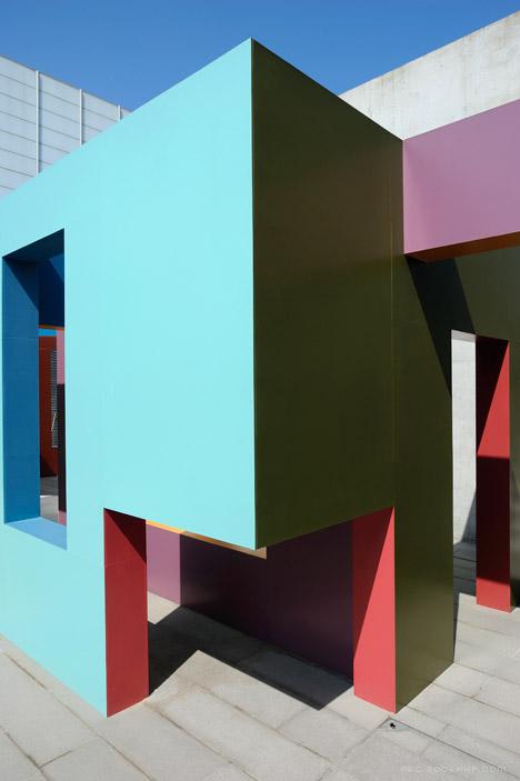 丰富多彩的错综复杂墙壁的现代画廊建筑-有一个阳台,为游客创造了浏览步道---酷图编号1103001