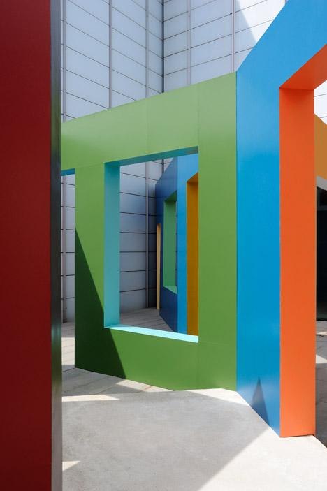 丰富多彩的错综复杂墙壁的现代画廊建筑-有一个阳台,为游客创造了浏览步道---酷图编号1103002