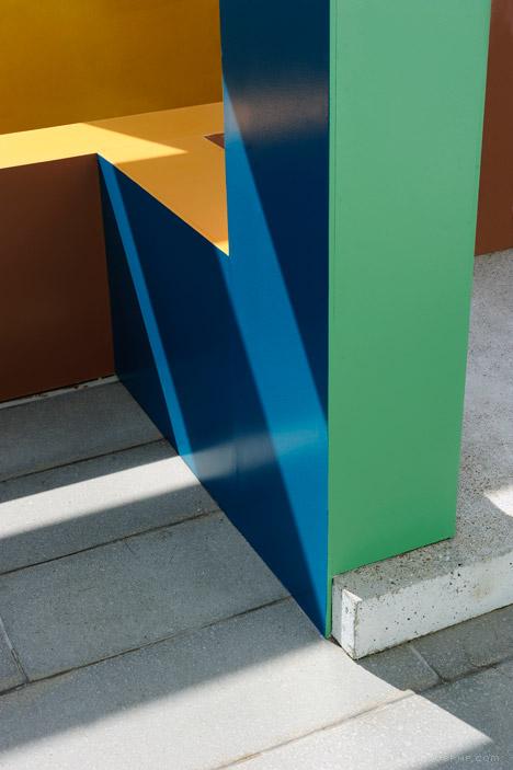 丰富多彩的错综复杂墙壁的现代画廊建筑-有一个阳台,为游客创造了浏览步道---酷图编号1103003