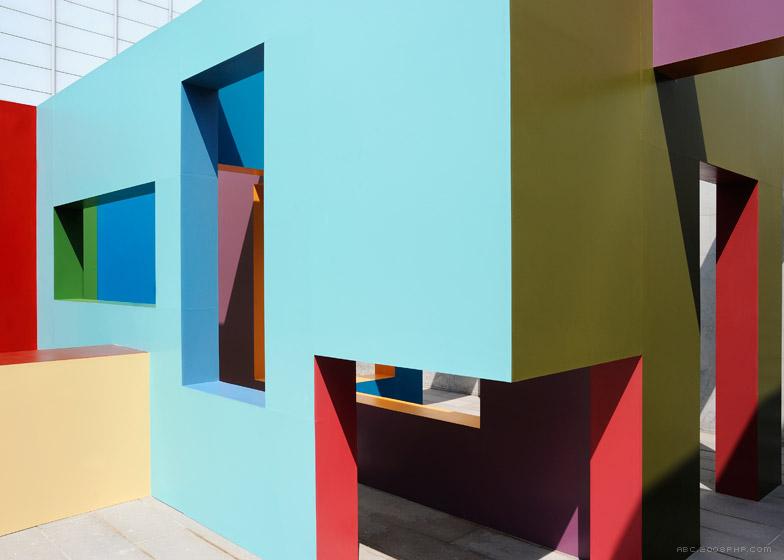 丰富多彩的错综复杂墙壁的现代画廊建筑-有一个阳台,为游客创造了浏览步道---酷图编号1103004