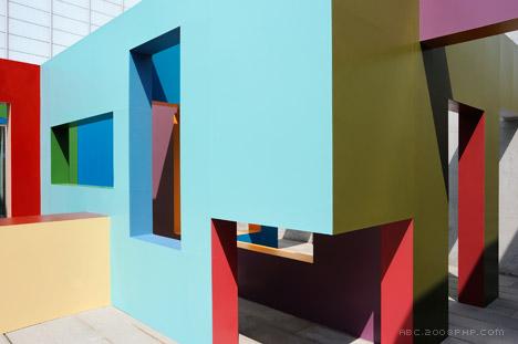 丰富多彩的错综复杂墙壁的现代画廊建筑-有一个阳台,为游客创造了浏览步道---酷图编号1103005