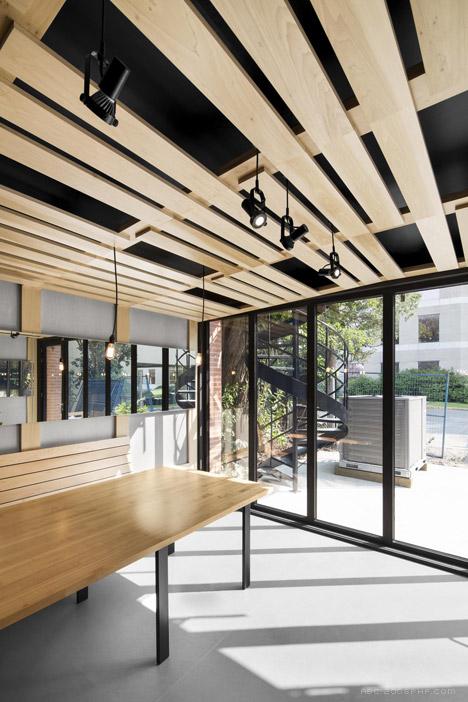 法国吐司面包店-很漂亮的木质条纹装饰---酷图编号1103112