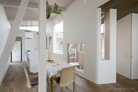 三角形庭院的房屋设计-灵感来自日本传统农舍,家庭的客厅和餐厅都设在一楼---酷图编号1103323