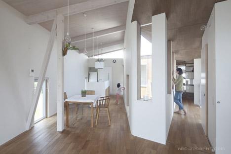 三角形庭院的房屋设计-灵感来自日本传统农舍,家庭的客厅和餐厅都设在一楼---酷图编号1103324