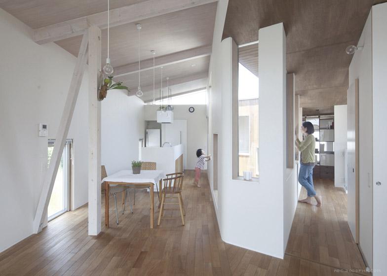 三角形庭院的房屋设计-灵感来自日本传统农舍,家庭的客厅和餐厅都设在一楼---酷图编号1103325