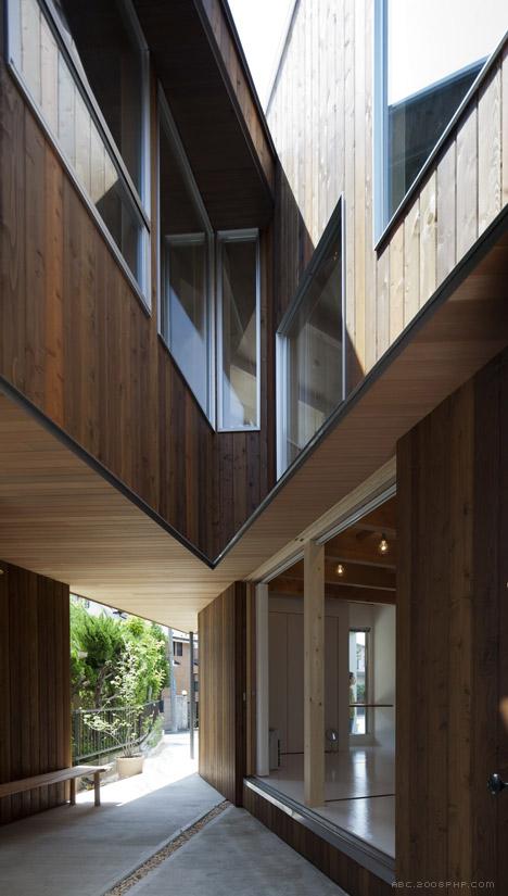 三角形庭院的房屋设计-灵感来自日本传统农舍,家庭的客厅和餐厅都设在一楼---酷图编号1103326
