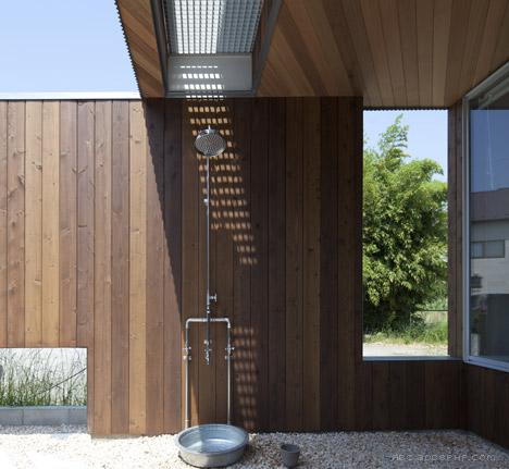 三角形庭院的房屋设计-灵感来自日本传统农舍,家庭的客厅和餐厅都设在一楼---酷图编号1103329