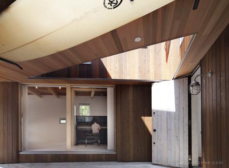 三角形庭院的房屋设计-灵感来自日本传统农舍,家庭的客厅和餐厅都设在一楼---酷图编号1103330