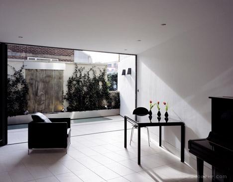 伦敦西部三米宽空间露台的房屋-半透明的玻璃正面有助于使自然光通过玻璃照射到房间---酷图编号5