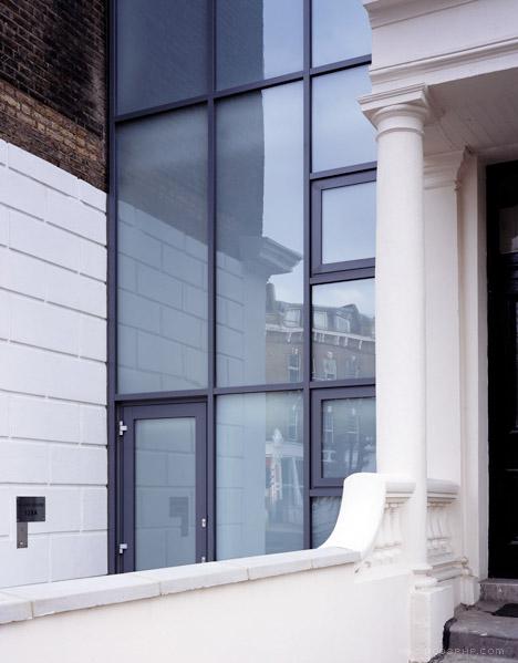 伦敦西部三米宽空间露台的房屋-半透明的玻璃正面有助于使自然光通过玻璃照射到房间---酷图编号3