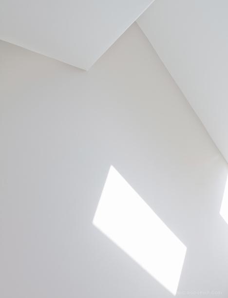 一个2.3米宽的梯田房子-自然光通过一个倾斜屋顶射到房屋,让居住者感觉宽敞和光-伦敦alma-nac建筑工作室作品---酷图编号15