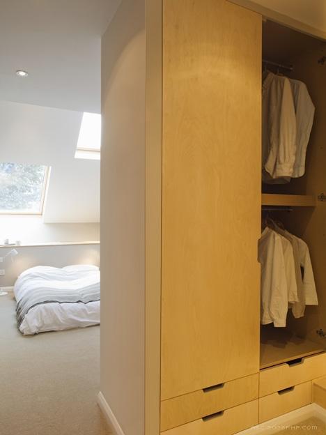 一个2.3米宽的梯田房子-自然光通过一个倾斜屋顶射到房屋,让居住者感觉宽敞和光-伦敦alma-nac建筑工作室作品---酷图编号11