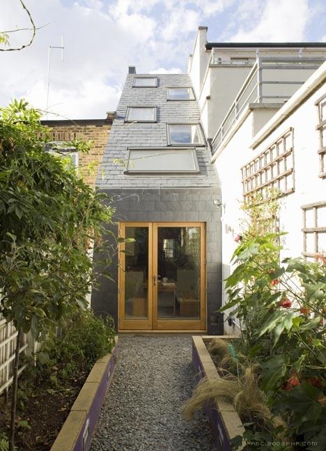 一个2.3米宽的梯田房子-自然光通过一个倾斜屋顶射到房屋,让居住者感觉宽敞和光-伦敦alma-nac建筑工作室作品---酷图编号2